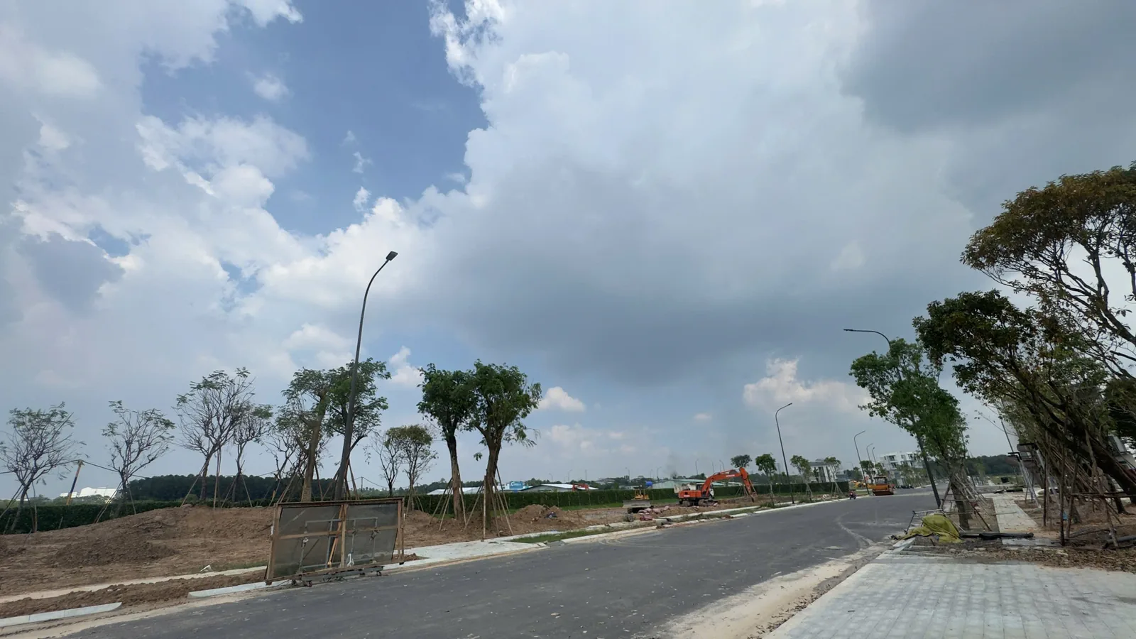 Đường nội khu One Era đã trải nhựa, vỉa hè lát gạch và cây xanh