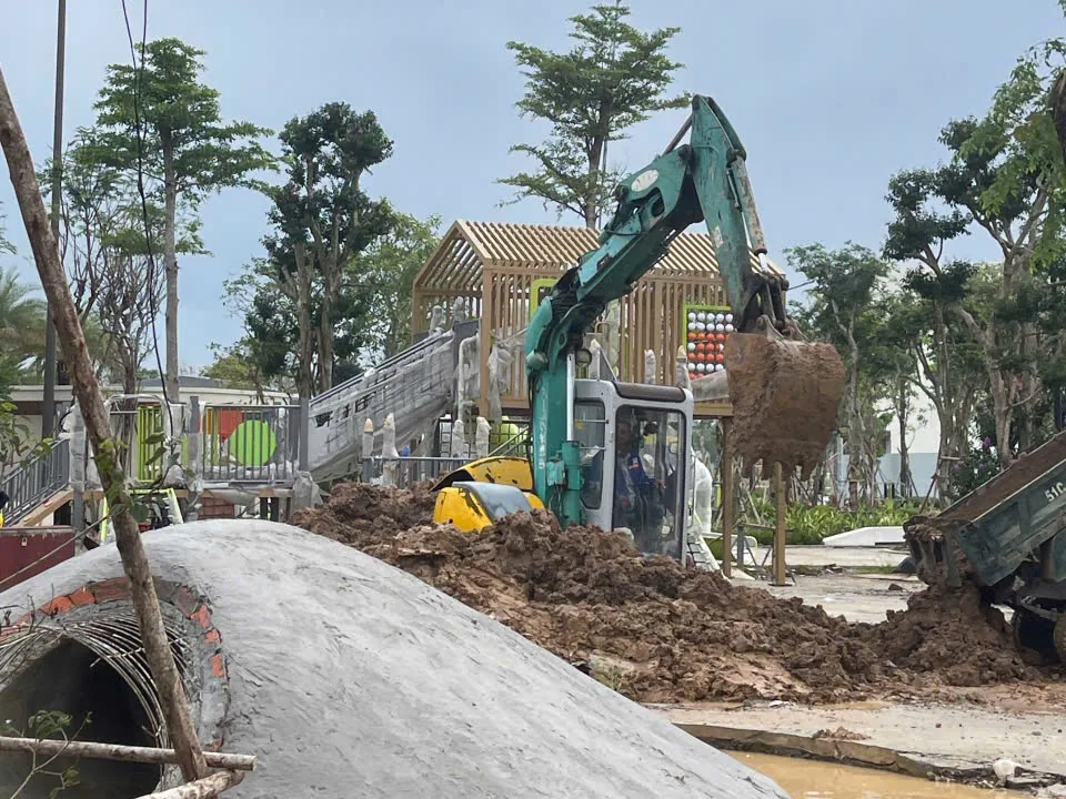 Khu vui chơi trẻ em One Era đang thi công, máy đào làm địa hình