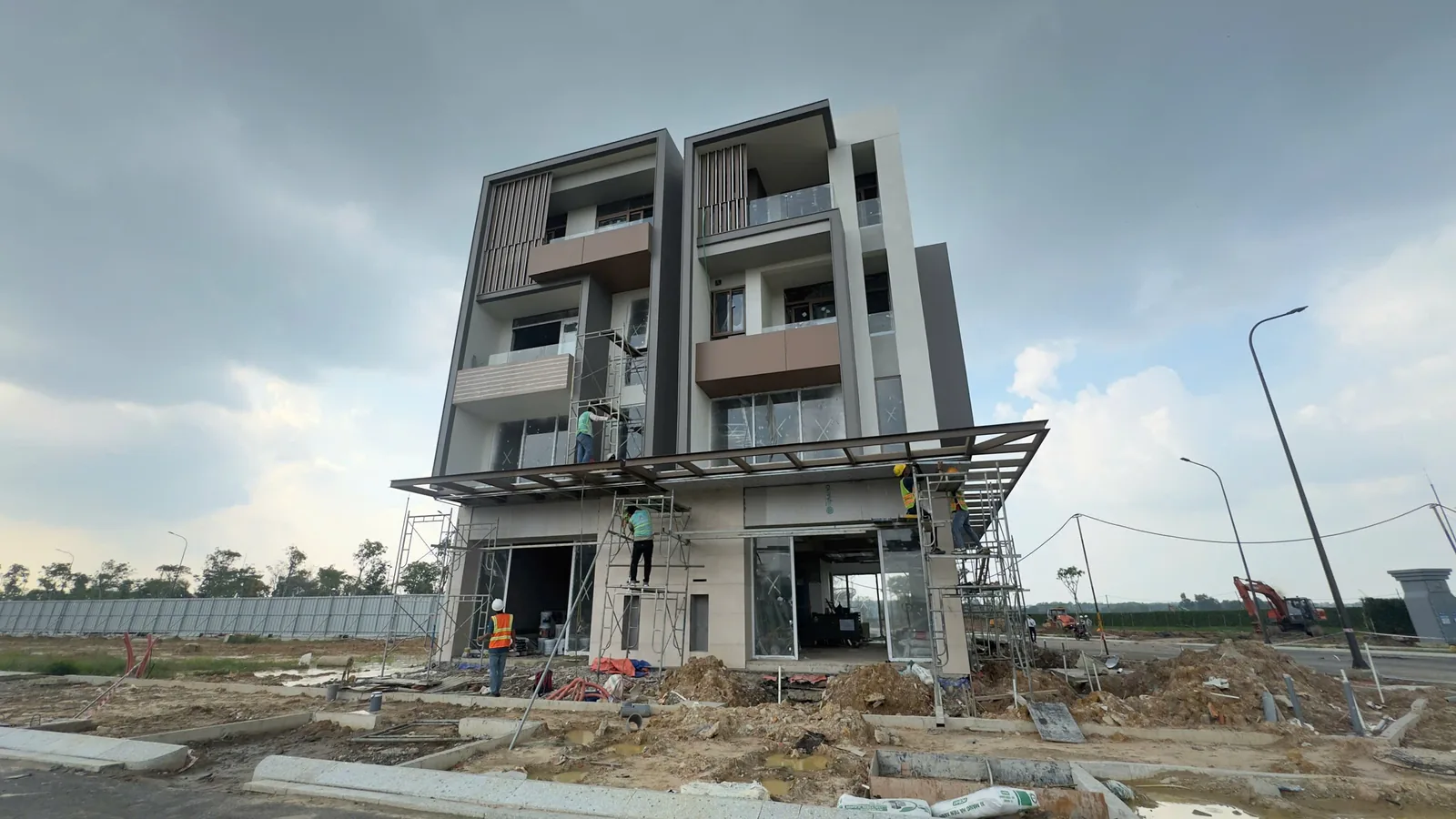 Nhà mẫu nhà phố One Era bốn tầng đang tháo giàn giáo hoàn thiện mặt ngoài