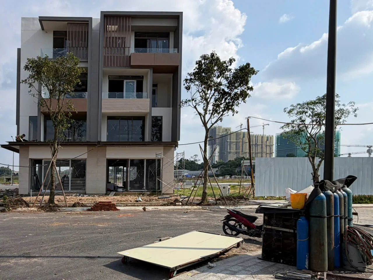 Nhà mẫu nhà phố One Era đã hoàn thiện mặt ngoài, lắp kính và lam gỗ