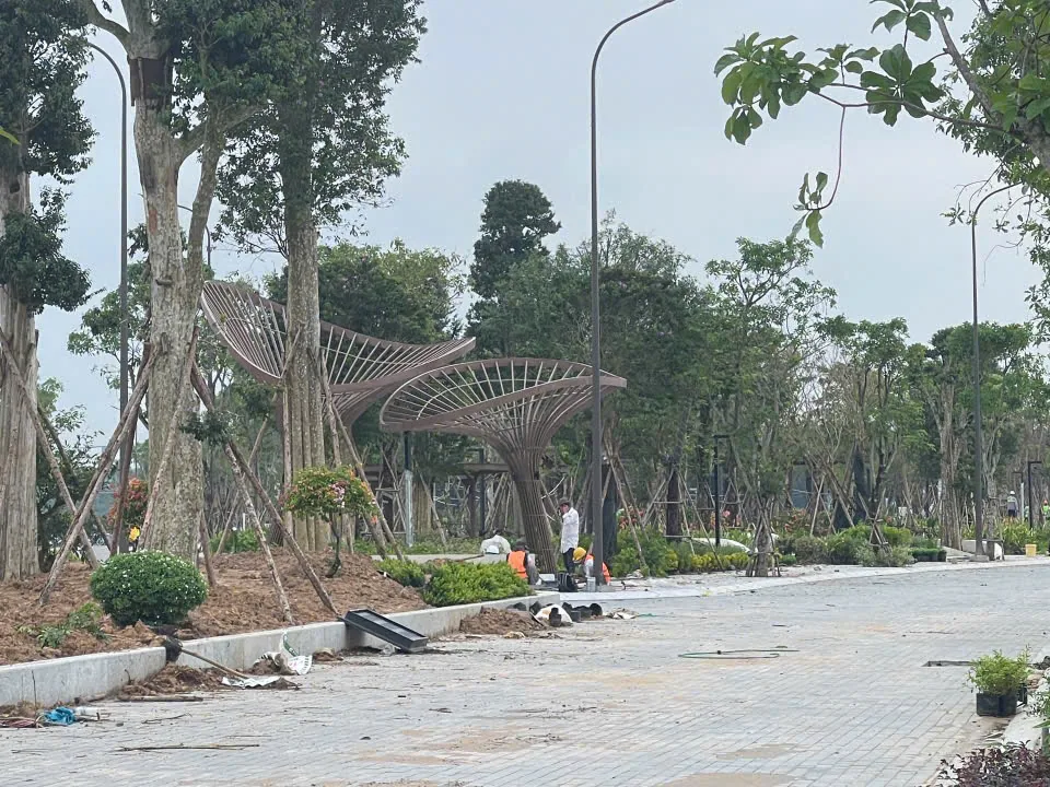 Trục đường nội khu One Era có tiểu cảnh cây kim loại và hàng cây xanh